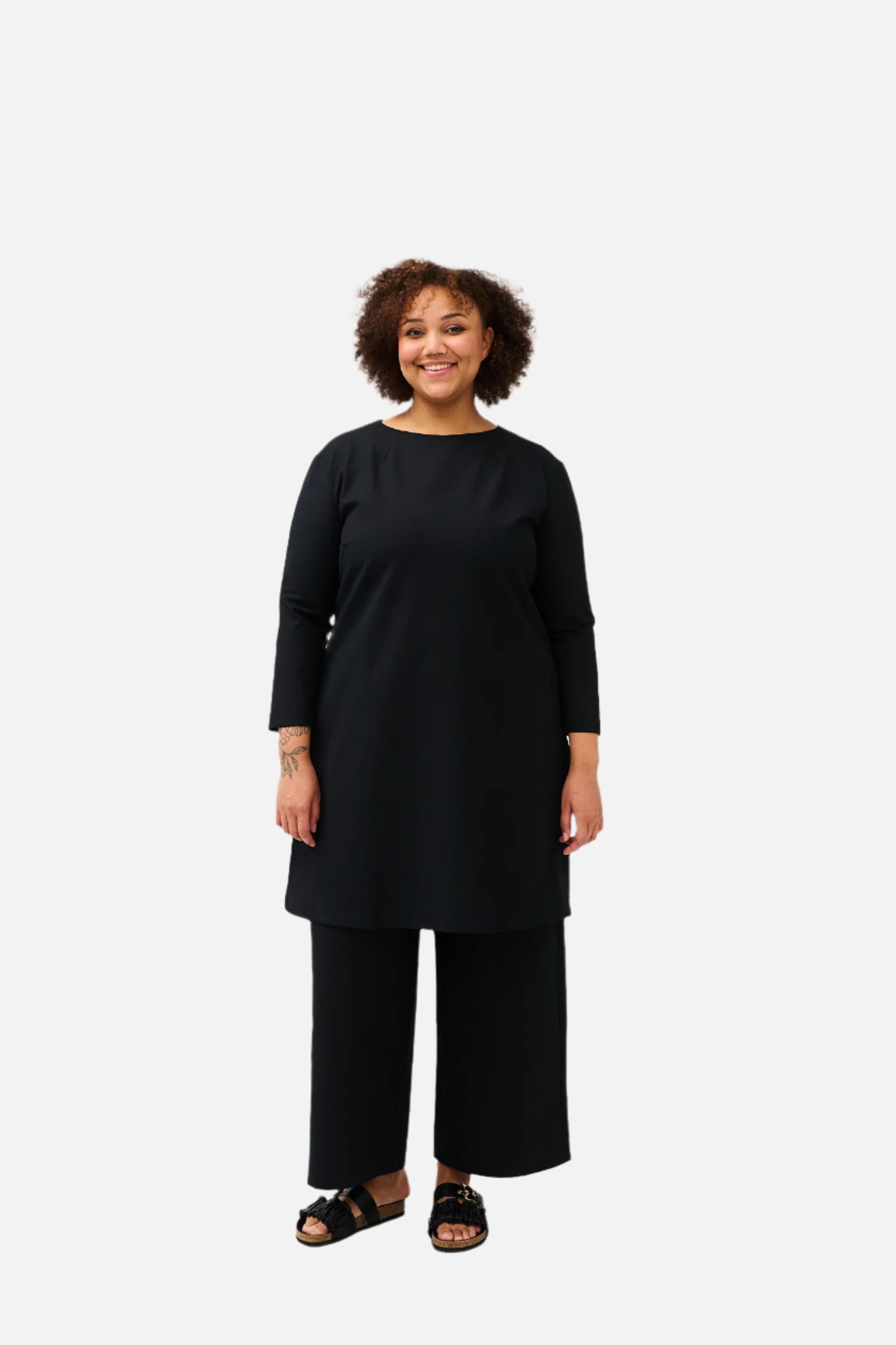 OUTLET: MINIMAL-mekko, Musta